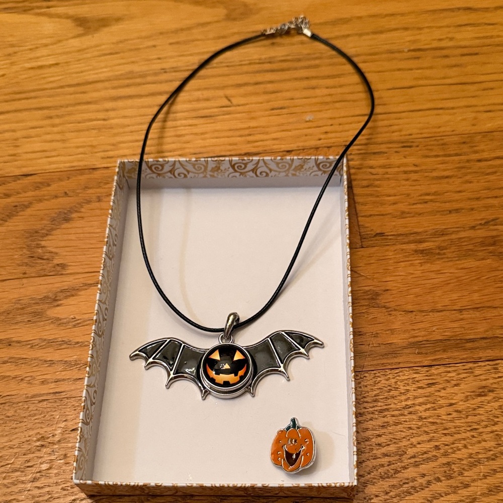 Halloween Bat Necklace and Pumpkin Snap Set NEW